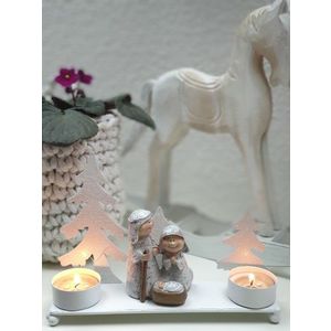 Bílý kovový svícen na čajové svíčky se svatou rodinou - 20*5*14cm 460612702 obraz