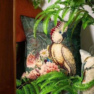 Zelený sametový polštář s dekorem květin a kakadu Cockatoo - 45*45*17cm MRKSCKT obraz
