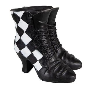 Dekorace socha černá dámská bota se šachovnicí - 15*12*15 cm 6PR3890 obraz