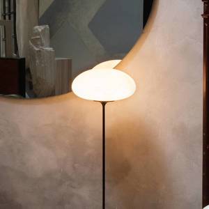 GUBI GUBI Stemlite stojací lampa, černá-chrom, 150 cm obraz
