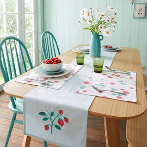 Bavlněný běhoun na stůl 32x220 cm Strawberry Garden – Catherine Lansfield obraz