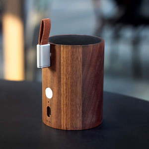 Bluetooth reproduktor se svítidlem z tmavého ořechového dřeva Gingko Drum obraz