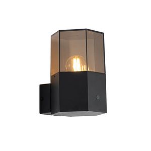 Venkovní nástěnné svítidlo černé s kouřovým sklem šestiúhelník a soumrakovým senzorem - Dánsko obraz