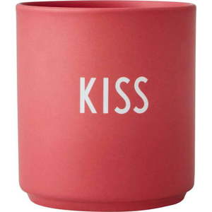 Červený porcelánový hrnek Design Letters Kiss, 300 ml obraz