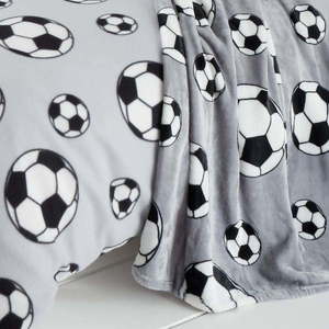 Šedá dětská deka z mikroplyše 130x170 cm Football – Catherine Lansfield obraz
