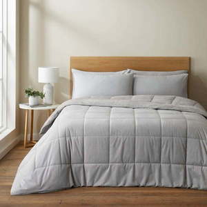 Světle šedý prošívaný přehoz z mikroplyše na dvoulůžko 200x220 cm Cosy Cord – Catherine Lansfield obraz