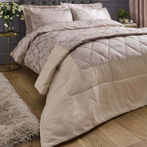 Béžový damaškový prošívaný přehoz 240x260 cm Damask Jacquard – Catherine Lansfield obraz