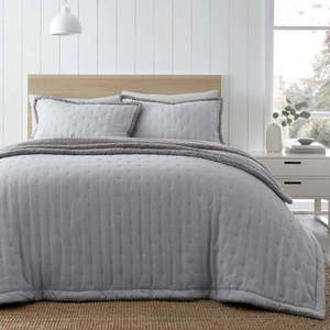 Šedý prošívaný přehoz s beránkem 220x230 cm Cosy Nori – Catherine Lansfield obraz