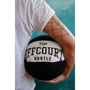 Dekorační polštář z materiálu bouclé ø 25 cm Basketball – Mioli Decor obraz