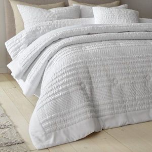 Bílý prošívaný přehoz na dvoulůžko 220x220 cm Lennon Stripe – Catherine Lansfield obraz