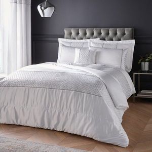 Bílý prošívaný přehoz z mikrosaténu 240x260 cm Deco Sequin – Catherine Lansfield obraz