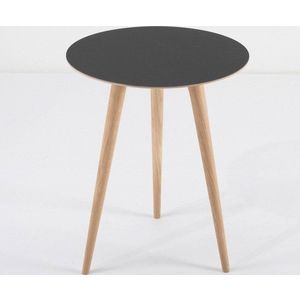 Odkládací stolek z dubového dřeva s černou deskou Gazzda Arp, ⌀ 45 cm obraz