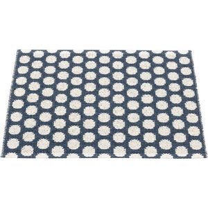 Tmavě modrý vnitřní a venkovní koberec 70x50 cm Noa Dark Blue – Pappelina obraz