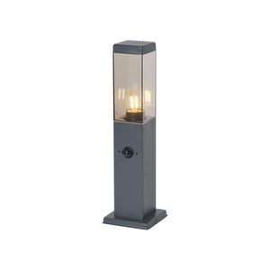 Venkovní lampa tmavě šedá s kouřovým sklem 45 cm IP44 se zásuvkou a senzorem pohybu - Malios obraz