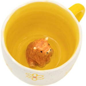 Žlutý/krémový porcelánový hrnek 350 ml Surprise Highland Cow – Sass & Belle obraz