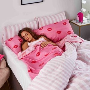 Růžové prostěradlo 131x215 cm Pouting Lips – Sassy B obraz