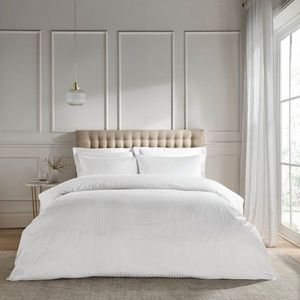 Bílé damaškové povlečení na dvoulůžko/prodloužené 230x220 cm Satin Stripe – Catherine Lansfield obraz