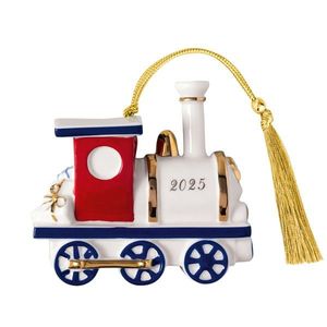 Villeroy & Boch Závěsná porcelánová ozdoba Christmas Classics 2025, Lokomotiva, 9 cm 14-8675-4355 obraz