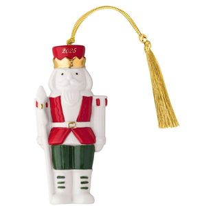 Villeroy & Boch Závěsná porcelánová ozdoba Christmas Classics 2025, Louskáček, 11 cm 14-8675-4356 obraz