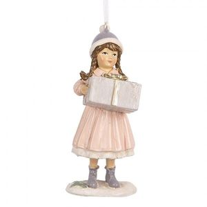 Růžová závěsná dekorace děvčátko držící dárek - 5*5*11 cm 6PR5654 obraz