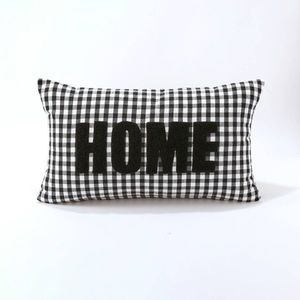 Kostkovaný polštářek s nášivkou HOME obraz