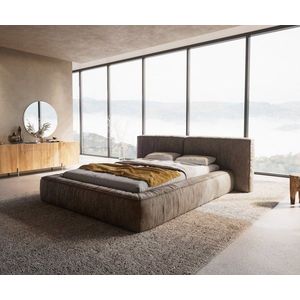 Čalouněná postel Coperti 140x200 cm mikrovlákno taupe vintage obraz