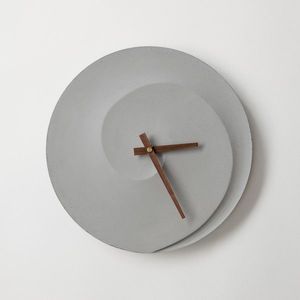 ODLITO Betonové nástěnné hodiny Spirála – přírodní – 30 cm – hnědé ručičky obraz