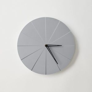 ODLITO Betonové nástěnné hodiny Koláč – šedá – 28, 5 cm – černé ručičky obraz