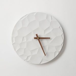 ODLITO Betonové nástěnné hodiny Měsíční kráter – bílá – 30 cm – hnědé ručičky obraz