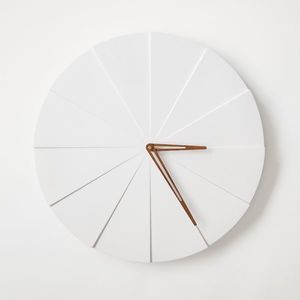 ODLITO Betonové nástěnné hodiny Koláč – bílá – 50 cm – hnědé ručičky obraz