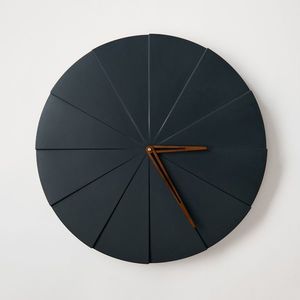 ODLITO Betonové nástěnné hodiny Koláč – grafit (černá) – 50 cm – hnědé ručičky obraz