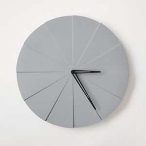 ODLITO Betonové nástěnné hodiny Koláč – šedá – 50 cm – černé ručičky obraz