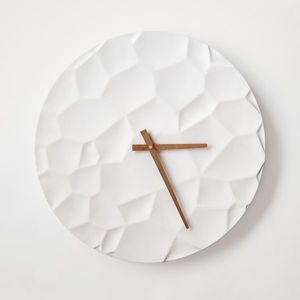 ODLITO Betonové nástěnné hodiny Měsíční kráter – bílá – 50 cm – hnědé ručičky obraz