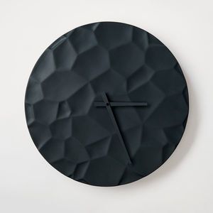 ODLITO Betonové nástěnné hodiny Měsíční kráter – grafit (černé) – 50 cm – černé ručičky obraz