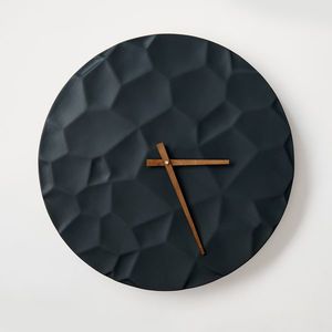 ODLITO Betonové nástěnné hodiny Měsíční kráter – grafit (černé) – 50 cm – hnědé ručičky obraz