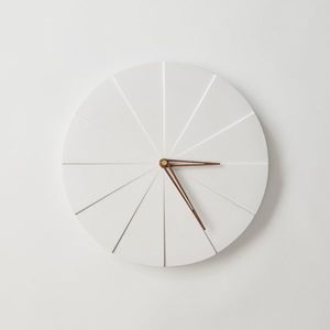 ODLITO Betonové nástěnné hodiny Koláč – bílá – 28, 5 cm – hnědé ručičky obraz