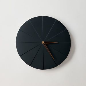 ODLITO Betonové nástěnné hodiny Koláč – grafit (černá) – 28, 5 cm – hnědé ručičky obraz