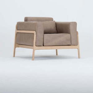 Světle hnědé křeslo z buvolí kůže s konstrukcí z masivního dubového dřeva Gazzda Fawn obraz