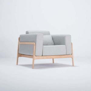 Křeslo s konstrukcí z dubového dřeva s modrošedým textilním sedákem Gazzda Fawn obraz