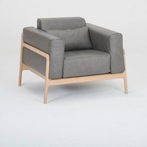 Tmavě šedé křeslo z buvolí kůže s konstrukcí z masivního dubového dřeva Gazzda Fawn obraz