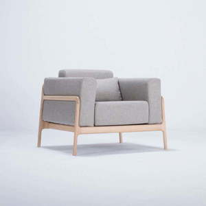 Křeslo s konstrukcí z dubového dřeva s šedým textilním sedákem Gazzda Fawn obraz