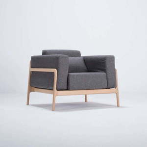 Křeslo s konstrukcí z dubového dřeva s tmavě šedým textilním sedákem Gazzda Fawn obraz