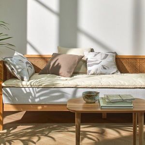 Dlouhý jednobarevný polštář na pohovku obraz