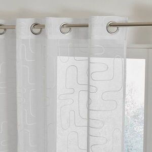 Voálová záclona s výšivkou grafických vzorů, zakončení očky obraz