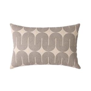 Obdélníkový polštář s grafickým motivem obraz