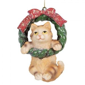 Závěsná dekorace kočička na zeleném věnečku - 6*5*9 cm 6PR5314 obraz