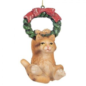 Závěsná dekorace kočička na zeleném věnečku - 6*5*9 cm 6PR5312 obraz