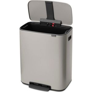 Světle šedý nášlapný ocelový odpadkový koš 60 l Bo – Brabantia obraz