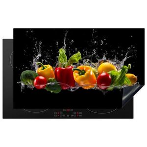 MuchoWow KRYT NA INDUKČNÍ DESKU Sladká paprika - Vodní - Zeleninová - Černá 83x51 cm obraz