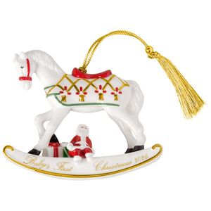 Villeroy & Boch Závěsná porcelánová ozdoba Christmas Classics 2026, Houpací kůň, 8, 9 cm 14-8675-4359 obraz